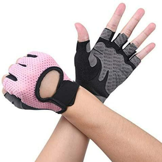 Twee handen met Verbeter je training met onze premium fitnesshandschoenen van microvezel, de ene roze en de andere zwart, wat het ontwerp en de griptextuur van de handschoenen demonstreert.