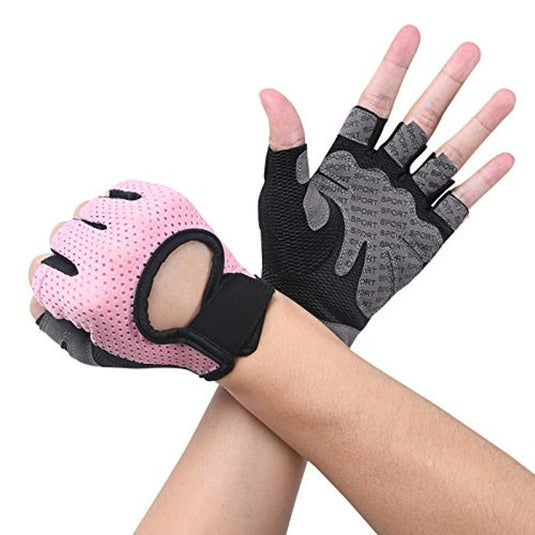 Een paar handen met Verbeter je training met onze premium fitnesshandschoenen van microvezel, ontworpen voor gripverbetering, weergegeven met de handpalmen naar boven gericht.