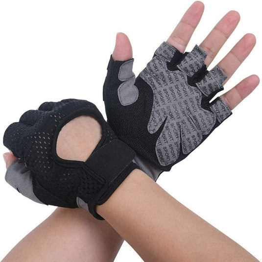 Een paar handen in het zwart Verbeter je training met onze premium fitnesshandschoenen van microvezel, weergegeven tegen een witte achtergrond.