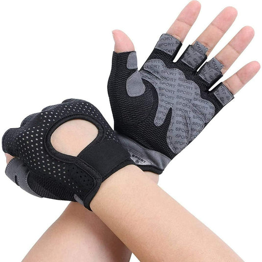 Een paar zwarte microvezel fitnesshandschoenen die op menselijke handen worden gedragen en die beschermde en comfortabele ondersteuning bieden.