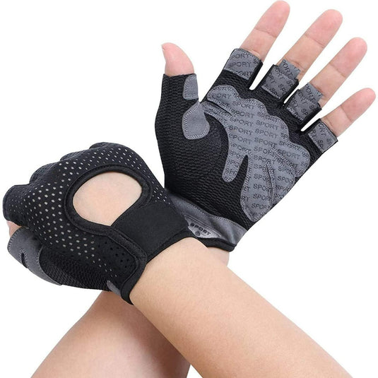 Een paar zwarte Verbeter je training met onze premium fitnesshandschoenen van microvezel met polsbanden en gevoerde handvatten, gedemonstreerd op iemands handen.