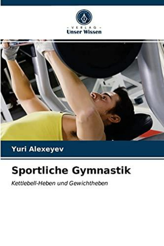 In de sportschool voert iemand een bankdrukken uit, zoals 'Sportliche Gymnastik: Kettlebell-Heben und Gewichtheben', waarmee de kracht van powerlifting en kettlebell-routines wordt getoond.