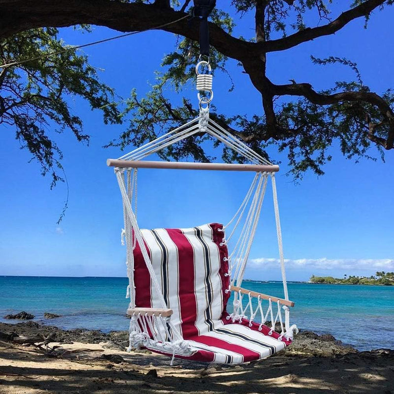Laad afbeelding in Galerijviewer, Hangende gestreepte stoelschommel onder een boom aan een rustig strand, gemaakt van Snellere, krachtigere en veiligere training met onze bokszakveer.
