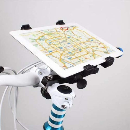 Een Tablethouder voor loopband met een kaart, gemonteerd op een fietsstuur met een veilige grip, gericht op het apparaat en gedeeltelijk zicht op het frame van de fiets.