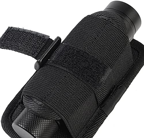 Een zwarte Tactische molle zaklamp-holster bevestigd aan een nylon holster, ontworpen voor veilige draagbaarheid aan een riem of tas.