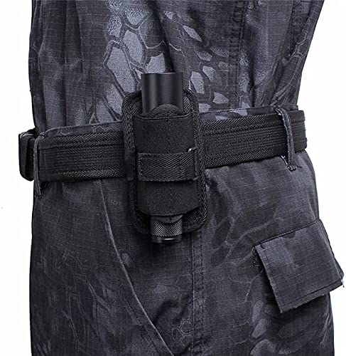 Close-up van een tactische riem die over een gecamoufleerd pak wordt gedragen, met aangehechte zakjes en een Tactische molle zaklamp-holster.