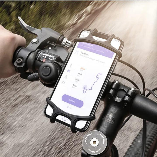De hand van een persoon op een fietsstuur met een smartphone met daarop een kaartapplicatie, gemonteerd op de stuurpen in een Universele mobiele houder voor fiets: veilige en stabiele navigatie voor elke rit, tijdens een fietstocht.