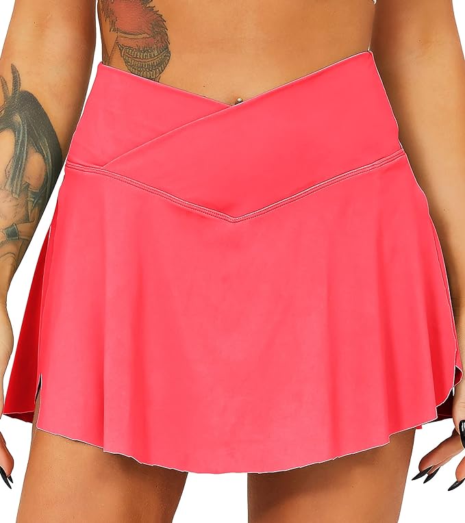 Laad afbeelding in Galerijviewer, Close-up van een roze Tennisrok met broek van een vrouw met een zichtbare tatoeage op haar bovenarm.
