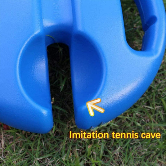 Blauwe kunststof Tennistrainer met een kleine, grotachtige opening met het opschrift een imitatie tennisgrot, met een gele pijl die naar de opening wijst.