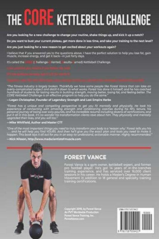 Een man tilt een kettlebell op tegen een grijze achtergrond, wat staat voor het programma