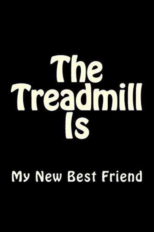 'The Treadmill Is My New Best Friend' staat afgebeeld in opvallende witte tekst op een zwarte achtergrond. Het is een ideaal motiverend cadeau voor in de sportschool of een aanvulling op het gelinieerde trainingsdagboek met de titel 'The Treadmill Is My New Best Friend'.