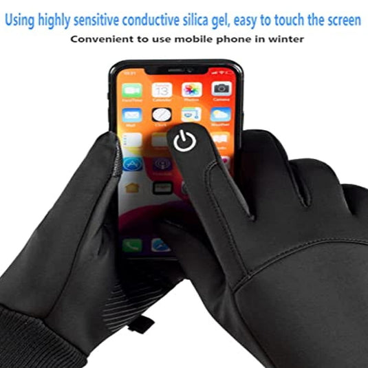 Handen die touchscreen-handschoenen dragen en een smartphone vasthouden, wat de touchscreen-compatibiliteit van de handschoenen aantoont. Touchscreen handschoenen voor dames en heren: Warm, waterdicht en stijlvol.