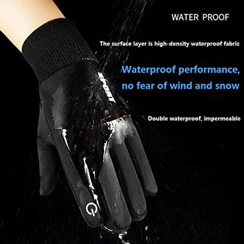 Laad afbeelding in Galerijviewer, Een hand die een paar touchscreen-handschoenen voor dames en heren draagt, zichtbaar door waterparels op het oppervlak, tegen een donkere achtergrond.
