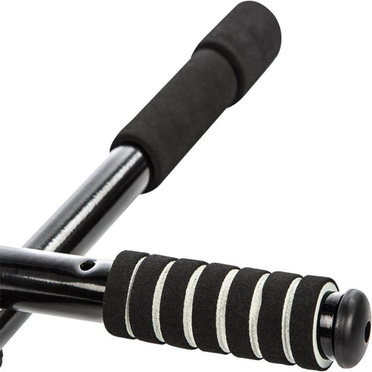 Close-up van een zwart, met schuim bekleed stuur op een metalen stang, onderdeel van de