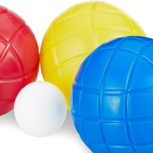 Drie kleurrijke plastic ballen in rood, geel en blauw, elk ontworpen met gegroefde patronen, vergezeld van een kleinere effen witte bal voor Beleef het plezier van boccia: Kleurrijk jeu de boules spel voor jong en oud!, allemaal tegen een witte achtergrond.