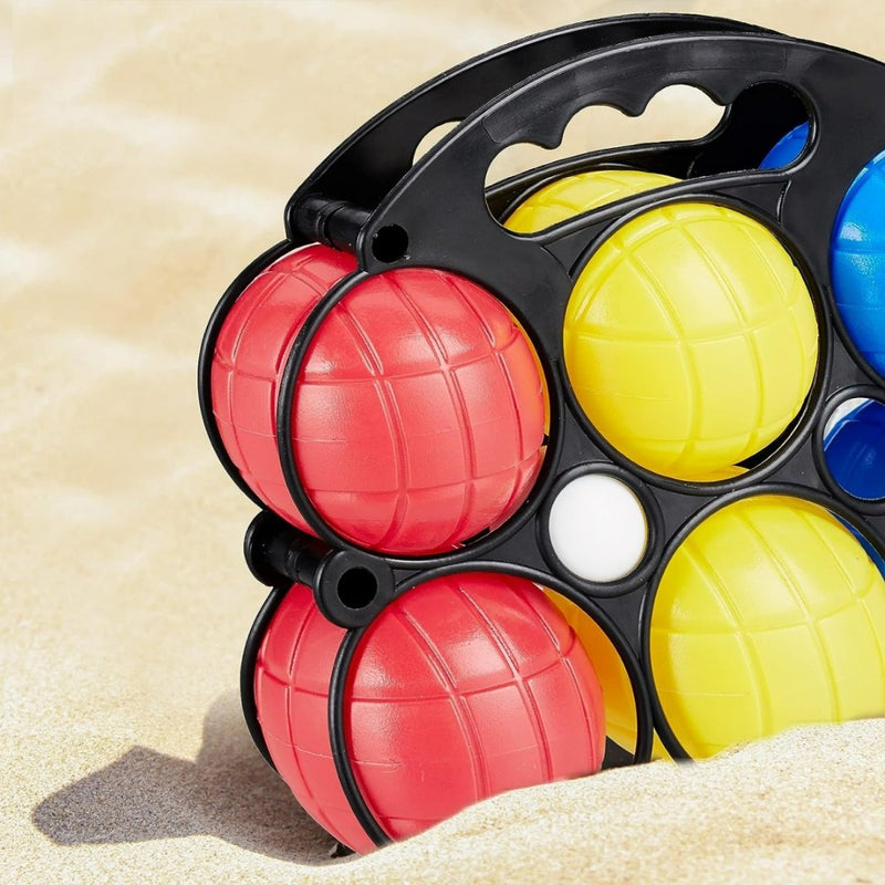 Laad afbeelding in Galerijviewer, Een set kleurrijke Beleef het plezier van bocciaballen in de kleuren rood, geel en blauw, opgeborgen in een zwart draagrek, geplaatst op een zandstrand voor een jeu de boules-spel.
