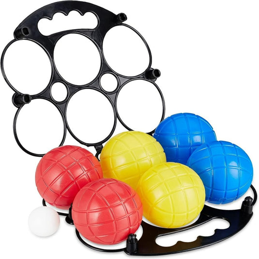 Een set Beleef het plezier van bocciaballen in de kleuren rood, geel en blauw met een kleine witte pallino en een zwart draagrek.