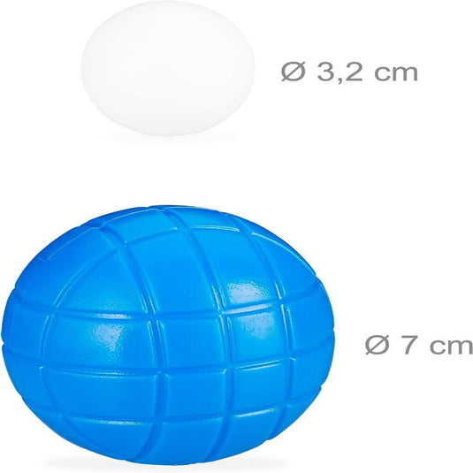 Twee Beleef het plezier van boccia-ballen geïsoleerd op een witte achtergrond; De bovenkant toont een kleine, effen witte bal met een diameter van 3,2 cm, en de onderkant is een grotere blauwe bal met een rasterstructuur, 7 cm in diameter.