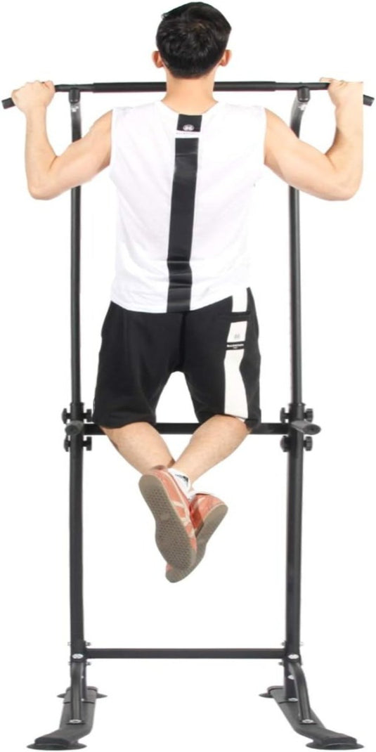 Een man in workoutkleding doet pull-ups op de Verbeter je workout met onze verstelbare powertower.
