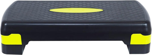 Zwart en geel Verstelbaar aerobics-stepperplatform met een antislipoppervlak.