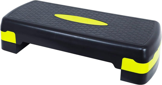 Een aerobics stepper platform: voor een complete training met een zwart en geel design en een antislip oppervlak.