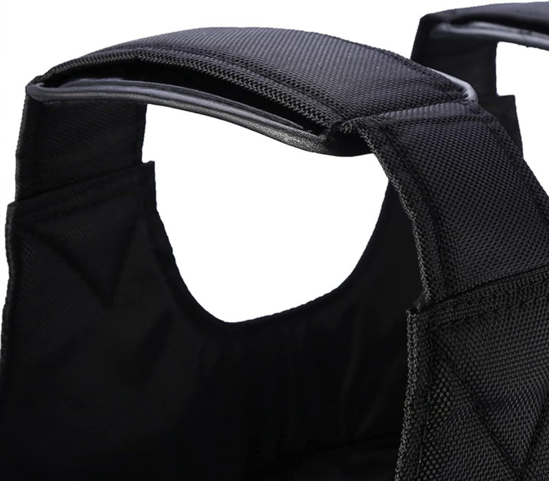 Laad afbeelding in Galerijviewer, Een close-up van een zwarte mesh-stof met een focus op de structurele details van het Verstelbaar verzwaard-vest, mogelijk onderdeel van een compleet trainingsensemble, waarbij de textuur en het stiksel worden benadrukt.
