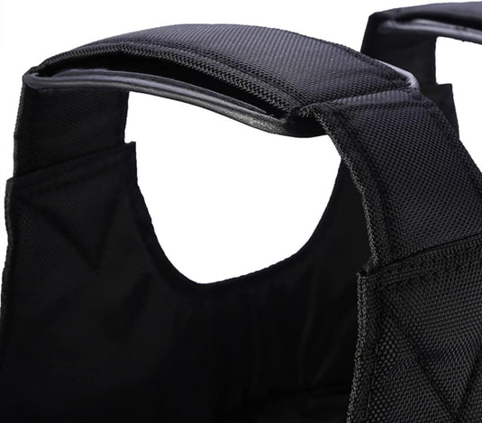 Een close-up van een zwarte mesh-stof met een focus op de structurele details van het Verstelbaar verzwaard-vest, mogelijk onderdeel van een compleet trainingsensemble, waarbij de textuur en het stiksel worden benadrukt.