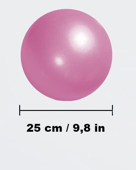 Versterk je core en verbetering je balans met onze Roze pilates bal met een diameter van 25 cm / 9.8 in fysieke tegen een lichte achtergrond.