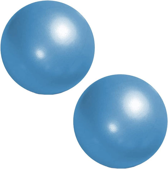 Twee glanzende blauwe Versterk je kern en verbeter je balans met onze pilatesbal! bollen zitten naast elkaar op een effen witte achtergrond.