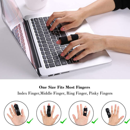 Een close-up van iemands handen met verstelbare vingerspalk met behulp van een laptop, vergezeld van een diagram dat de verstelbare vingerspalk voor verschillende vingers illustreert.
