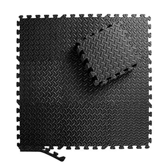 In elkaar grijpende zwarte Vloerbeschermingsmat van puzzelschuim vloermatten met een gestructureerd, antislip oppervlak, gedeeltelijk gemonteerd met één vierkant gevouwen.