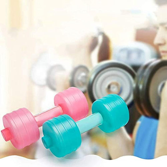 Een close-up van kleurrijke, Onnit vulbare halsters in focus, met een onscherpe achtergrond van een vrouw in een sportschool die gewichten selecteert.