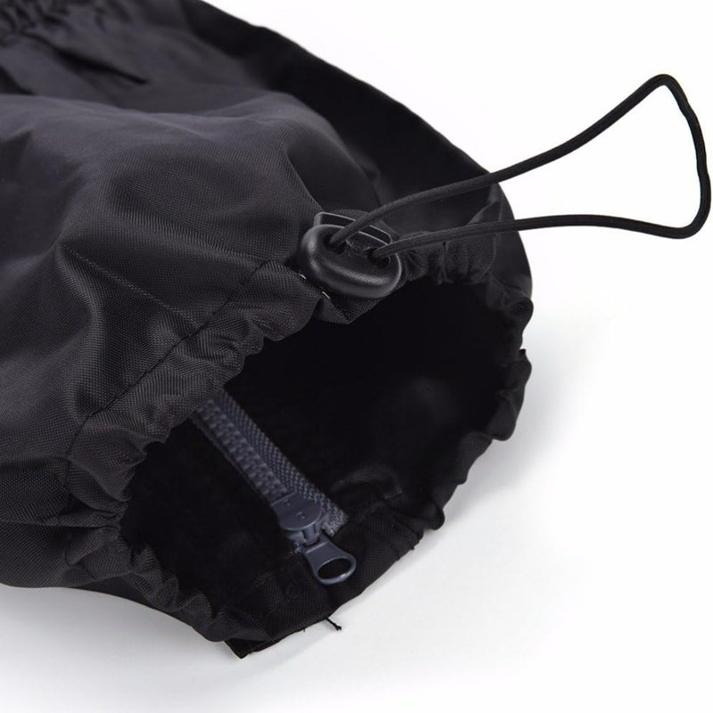 Laad afbeelding in Galerijviewer, Close-up van een Gaiters: de ultieme bescherming voor al je buitenactiviteiten in een duurzame zwarte tas met trekkoord met elastisch koord en knevelsluiting tegen een witte achtergrond.

