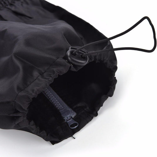 Close-up van een Gaiters: de ultieme bescherming voor al je buitenactiviteiten in een duurzame zwarte tas met trekkoord met elastisch koord en knevelsluiting tegen een witte achtergrond.