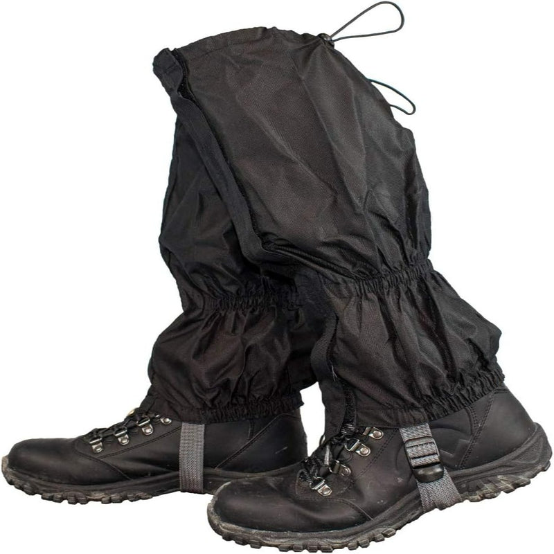 Laad afbeelding in Galerijviewer, Een paar zwarte wandelschoenen voorzien van waterdichte beenkappen: de ultieme bescherming voor al je buitenactiviteiten, geïsoleerd op een witte achtergrond.
