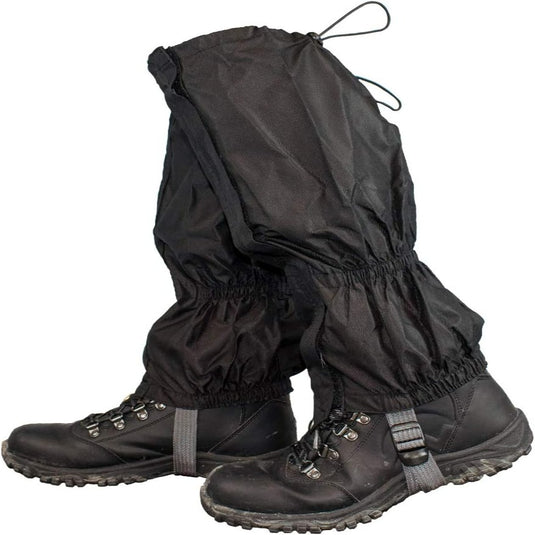 Een paar zwarte, waterdichte wandelschoenen met aangehechte beenkappen: de ultieme bescherming voor al je buitenactiviteiten rechtopstaand tegen een witte achtergrond.