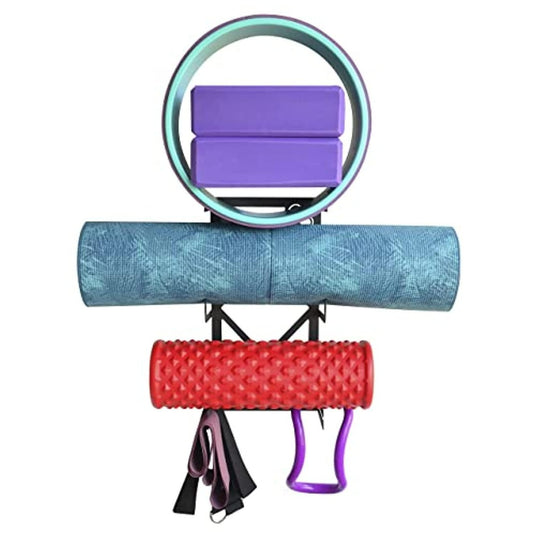 Een collectie fitness- en yoga-accessoires, waaronder een paarse yogamat met stijlvolle oplossing voor georganiseerde yogaaccessoires, een blauwe schuimroller, een rode massageroller met textuur, weerstandsbanden en een rond balansbord, verticaal opgesteld.