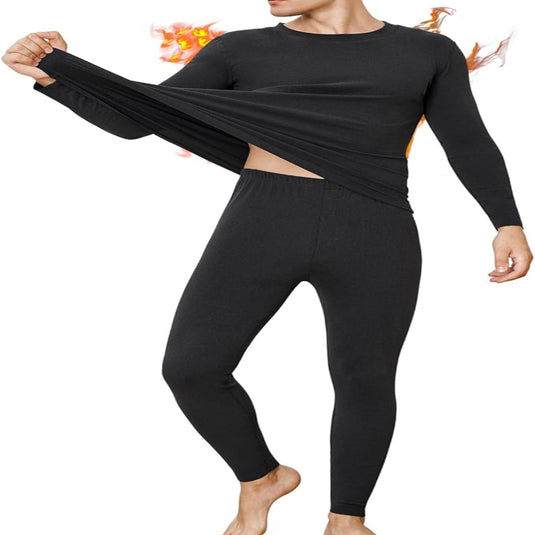 Vrouw die de hoge elasticiteit van een zwart thermo-ondergoedtopje met lange mouwen demonstreert.