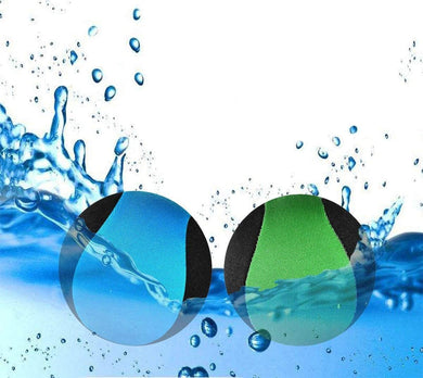 Twee kleurstalen tonen verschillende tinten blauw en groen, gedeeltelijk ondergedompeld in water, waardoor rimpelingen en spatten ontstaan naast drijvende Waterballen: een opslagruimte waterpret voor het hele gezin.