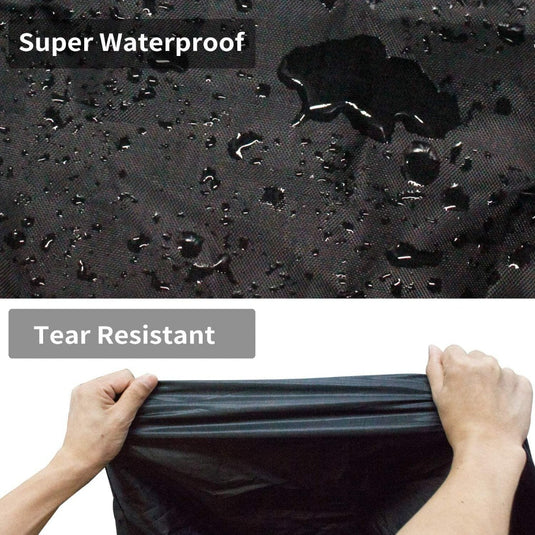 Een donkere stof stoot water af, met het opschrift 'Super Waterproof'. Handen strekken het duurzame materiaal uit, gemarkeerd als 'scheurbestendig'. Perfect als waterdichte fietshoes met ingebouwde sleufgaten voor eenvoudige vergrendeling. Product: Bescherm je waardevolle fiets tegen alle weersomstandigheden met onze waterdichte fietshoes met slotgaten!.