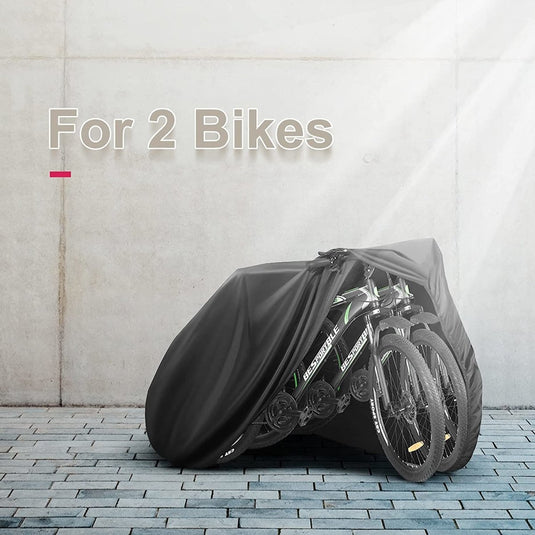Twee Bescherm je fiets met onze waterdichte fietshoes voor 2 fietsen bedekt met een zwart beschermend zeil gemaakt van 210D Oxford-doek, met het opschrift "voor 2 fietsen", naast een grijze muur op een geplaveide ondergrond.