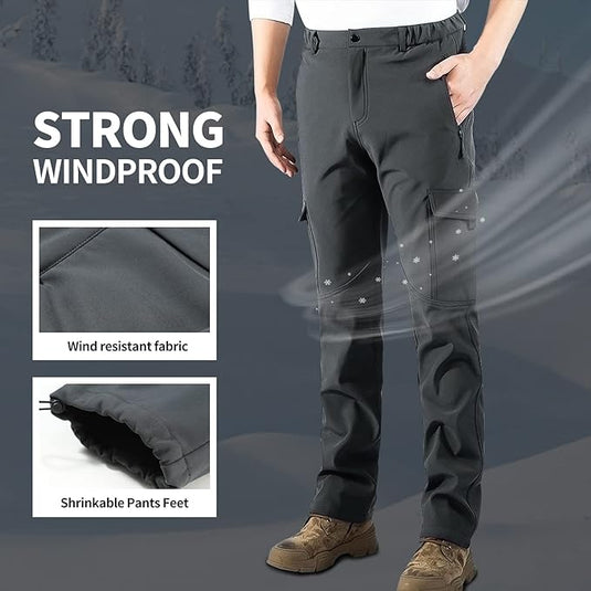 Man draagt een waterdichte, gevoerde outdoorbroek met de nadruk op winddichte stof en krimpbare broekvoeten.