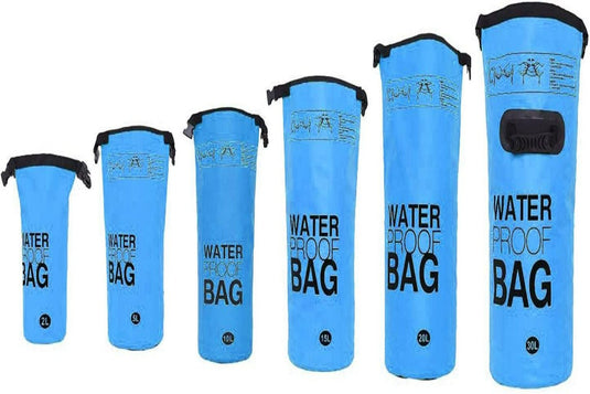 Zes blauwe waterdichte dry bags (2L, 5L, 10L, 15L, 20L, 30L), vervaardigd uit hoogwaardige materialen en voorzien van verstelbare draagriemen voor gemakkelijk dragen, staan opgesteld van klein tot groot. Zorgeloos de natuur ontdekken met
