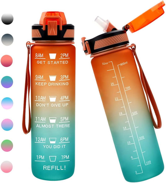 Twee waterflessen van 1 liter met tijdmarkeringen en rietje: houd jezelf gehydrateerd en gemotiveerd, één in groenblauw en één in oranje, weergegeven met een kleurenpalet.