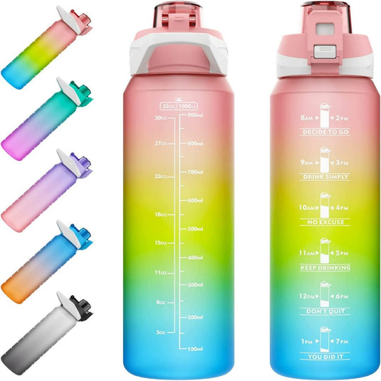 Een verscheidenheid aan kleurrijke 1 liter BPA-vrije waterflessen met tijdmarkers en inspirerendede zinnen om hydratatie gedurende de dag te stimuleren.