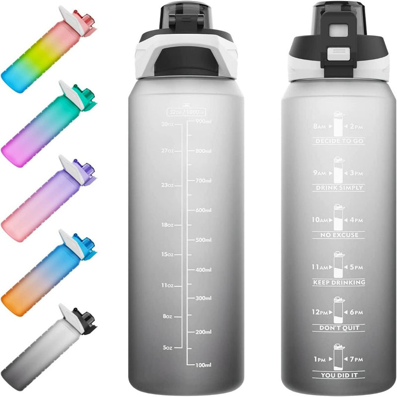Laad afbeelding in Galerijviewer, Set van vier 1 liter waterflessen voor optimale hydratatie en motivatie in diverse kleuren met tijdsindicatoren en inspirerendede teksten om betrouwbare hydratatie te stimuleren.
