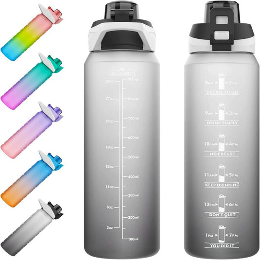 Set van vier 1 liter waterflessen voor optimale hydratatie en motivatie in diverse kleuren met tijdsindicatoren en inspirerendede teksten om betrouwbare hydratatie te stimuleren.