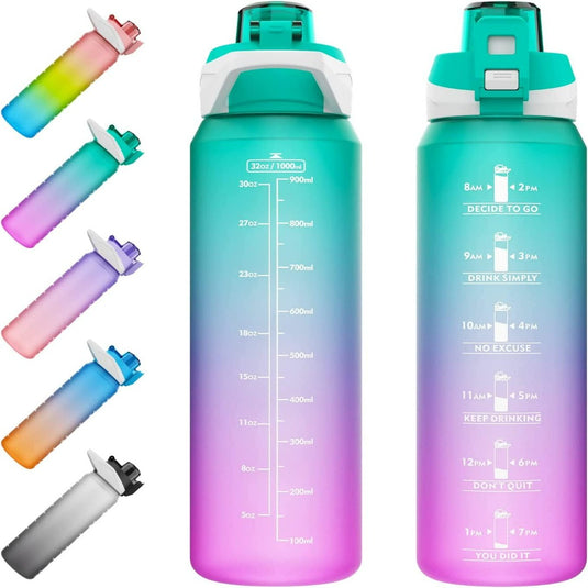 Een collectie van kleurrijke 1 liter waterflessen voor optimale hydratatie en motivatie met tijdgemarkeerde hydratatie labels om verdacht waterinname gedurende de dag aan te moedigen.