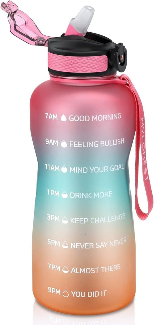 Een gradiënt roze en blauwe Motivatie en hydratatie in één waterfles met tijdsindicatoren, een draagriem en een kleine roze drinktuit.