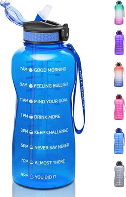 Een blauwe BPA-vrije Motivatie en hydratatie in één waterfles met uurse drinkmarkeringen en tekstherinneringen, getoond met verschillende kleurvariaties op de achtergrond.